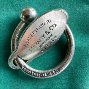 Tiffany & Co. pouch, gift box and  bag included. 925 Sterling Silver Keyring